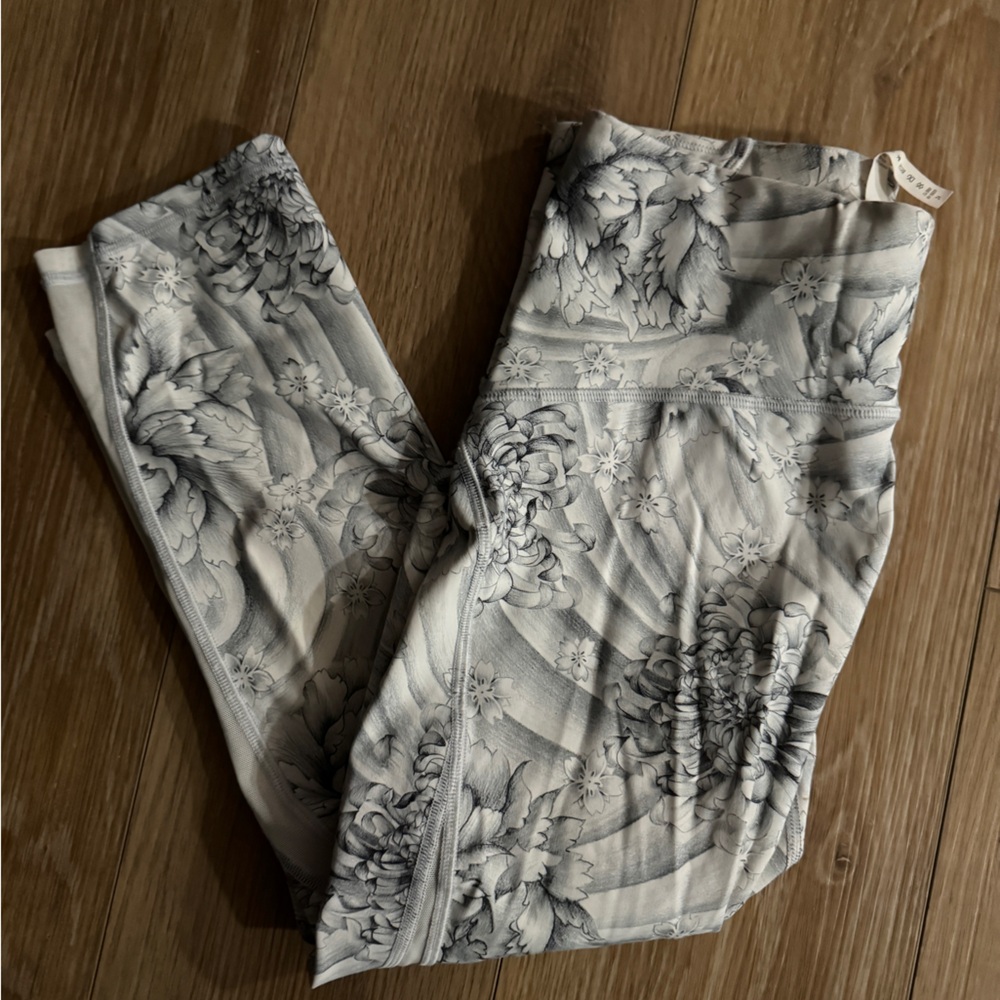 Gray and white wonder under lululemon leggings high waist ankle 8